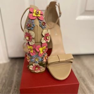 Stunning Gedebe floral embellished heels nwt